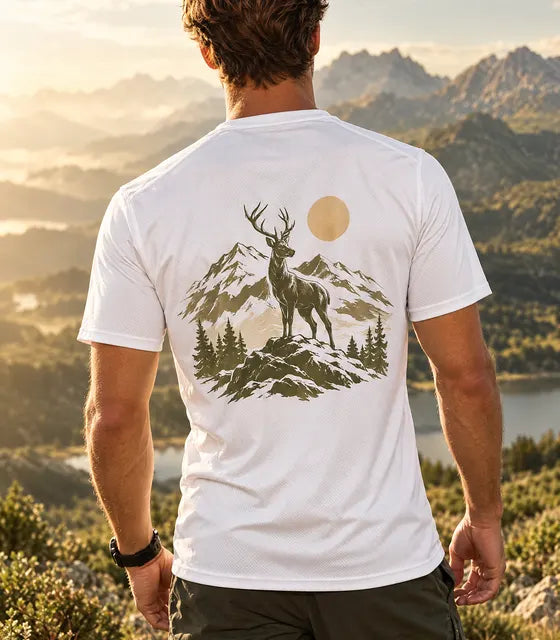 Dos de T-shirt blanc avec un cerf et des montagnes